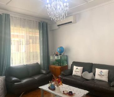 Spacious 4-Bedroom Family Home with Sunroom - Photo 4