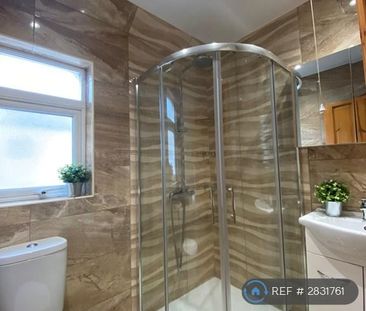 1 bedroom in a house share to rent - Photo 3