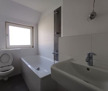 Günstige Wohnung im Dachgeschoss - Photo 2