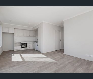 Stylish 2-Bedroom Townhouse in Prime Location - Photo 4