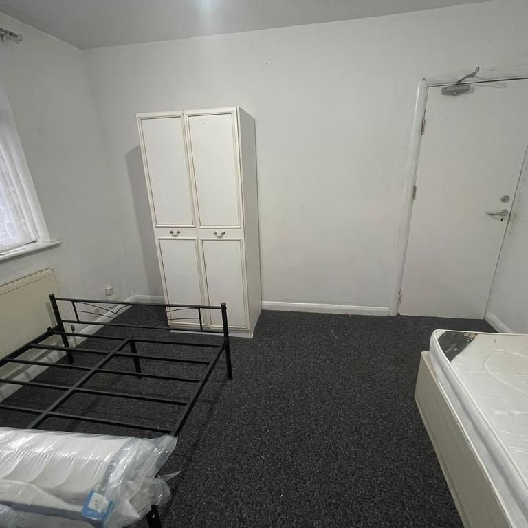 1 bedroom in a house share to rent - Photo 1