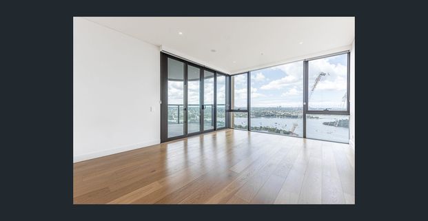 Luxury three-bedroom apartment with stunning, breathtaking water views! - Photo 1