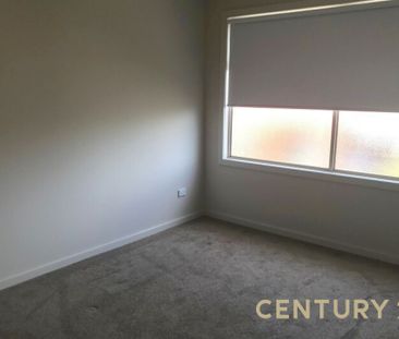 Spacious Townhouse with Private Balcony & Lock-Up Garage - Photo 2