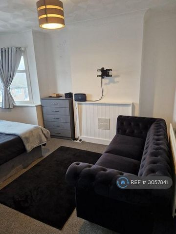 1 bedroom in a flat share to rent - Photo 2