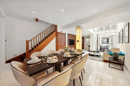 5 bedroom house in London - Photo 3