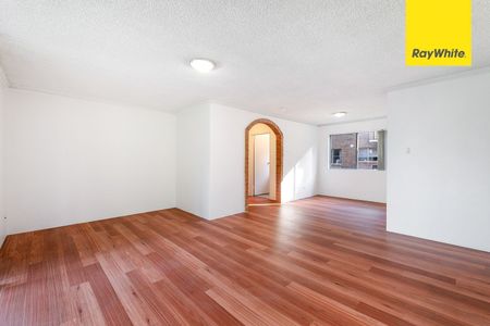 SPACIOUS Three Bedroom Unit with Timber Floors - Short Stroll To EPPING Station and Shops - Photo 2