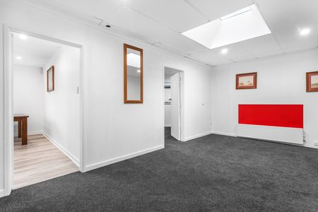 Large 4 Bedroom Apartment – Close to Ara and Central City with Off-Street Parking - Photo 3