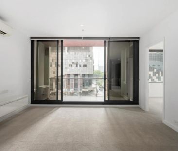 Bright and Spacious Two-Bedroom Apartment in Prime Location - Photo 2