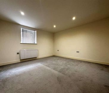 Market Court, Gravesend, Kent, DA12 - Photo 2
