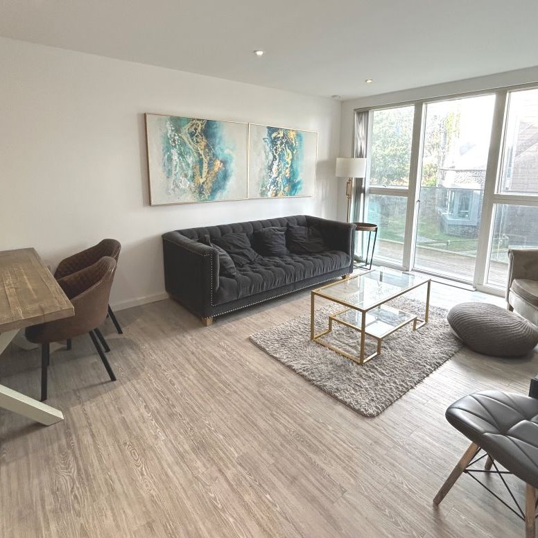 Embankment House - Photo 1