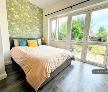 6 bedroom semi-detached house to rent - Photo 3