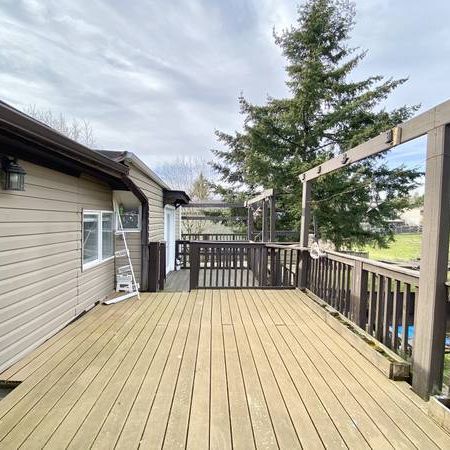 PET Friendly 3 Bedroom House with a beautiful open deck! - Photo 4