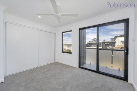 Three bedroom townhouse with double garage - Photo 3