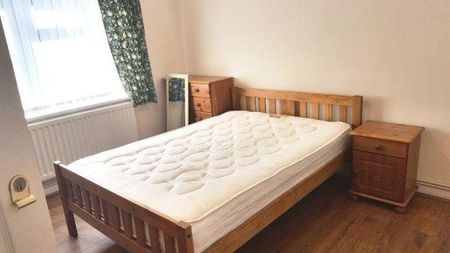 3 bedroom flat to rent - Photo 4