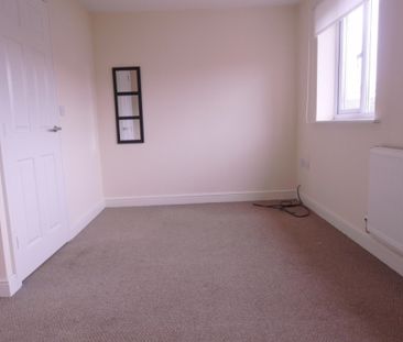 4 Bedroom Semi-Detached House - Photo 2