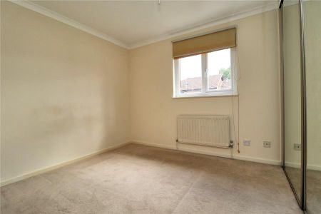 Clover Court, Woking - 2 bedrooms Property for lettings - Seymours - Photo 3
