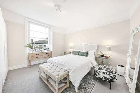 Top floor two bedroom set in the heart of St. John's Wood. - Photo 3