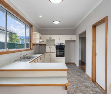 Large&comma; Tidy Home in a Prime Location&excl;&excl; - Photo 4