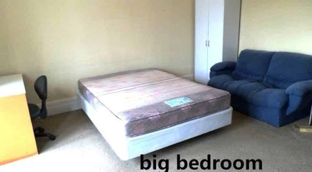 The bedrooms at a student house on George street - Photo 2