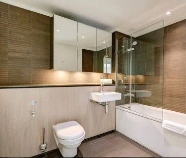 3 bedroom flat in London - Photo 6