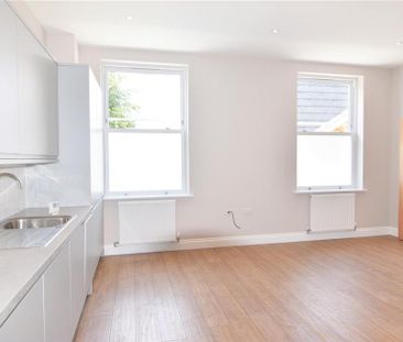 3 bedroom flat to rent - Photo 4