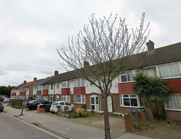 Studio Flat, Norbury Streatham Croydon, SW16 - Photo 1