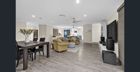 Stylish Family Living with Pool, Solar Panels and Ducted Air Con within Wishart State School and Mansfield State High School Catchment - Photo 4