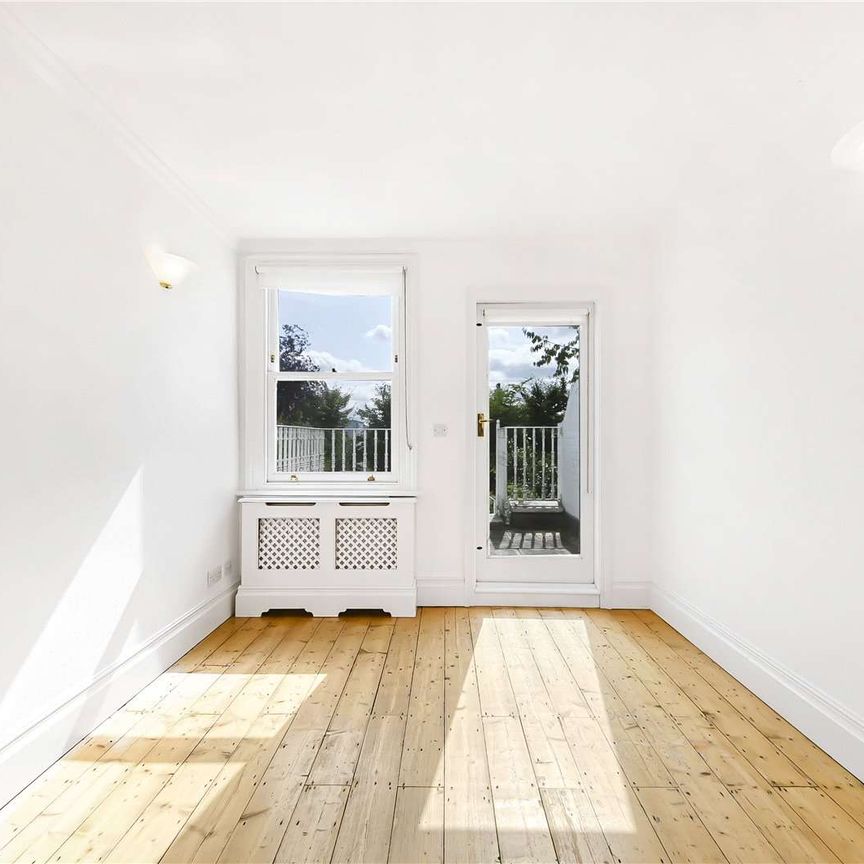 Victorian family house in the heart of Hampstead village offering in excess of 3,100 sq ft ideal for family living and entertaining - Photo 1