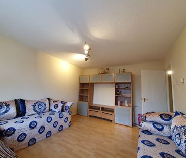 2 Bed Flat, Lupin Crescent, IG1 - Photo 2