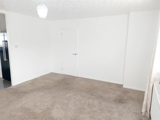 2 bedroom Detached bungalow to rent - Photo 1