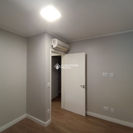 Casa com 3 quartos e 202m² para alugar em Sarandi, Porto Alegre. - Foto 3