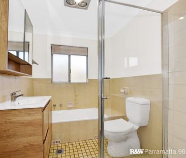 SPACIOUS & BRIGHT TWO BEDROOM UNIT + LOCK UP GARAGE + CARSPACE - Photo 4