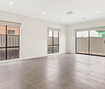 Family Home - opposite park - for you to call home! - Photo 4