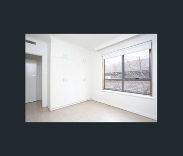 Size, sophistication & location! - Photo 1