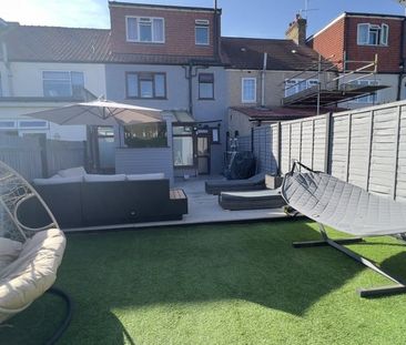 Room in a Shared House, Abbotts Road, CR4 - Photo 1