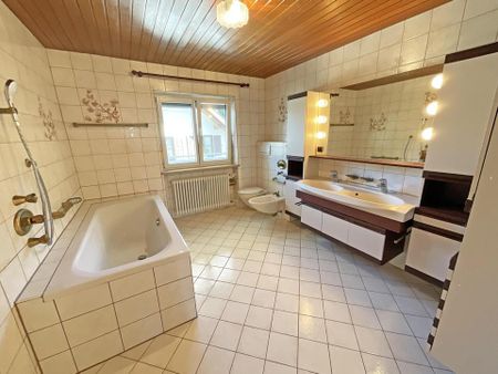 Irsee: Großzügige 3-Zimmer-Wohnung mit zwei Balkonen in gepflegtem Dreifamilienhaus - Photo 5