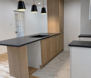 Lumineux 5 1/2 fraîchement rénové | rez-de-chaussée triplex | Charl... - Photo 2