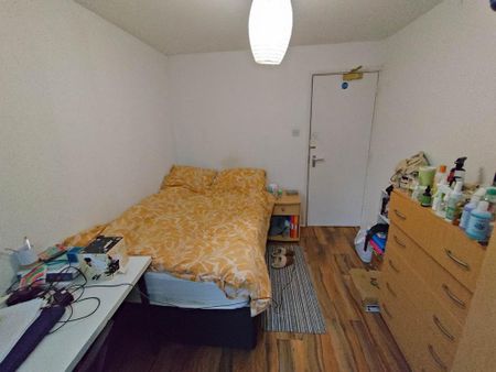 3 bedroom flat to rent - Photo 4