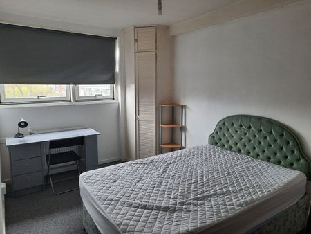 3 Bed Maisonette, Maskelyne Close, SW11 - Photo 2