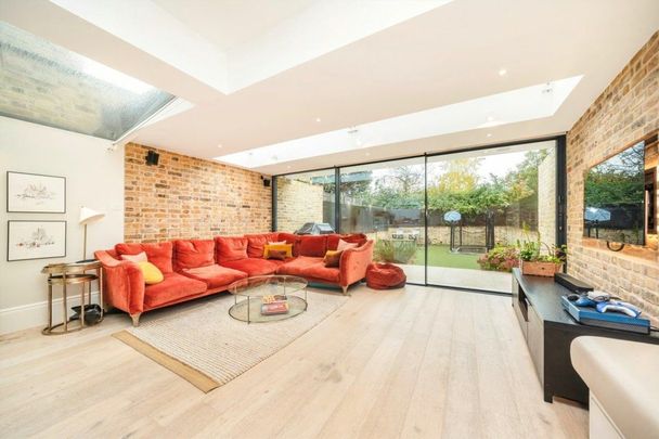 Bradley Gardens, West Ealing, W13 - Photo 1