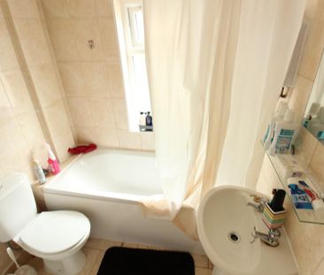 4 bedroom end of terrace house to rent - Photo 4