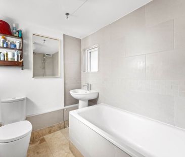 Price £2,500 pcm - Available Now - Unfurnished - Photo 2