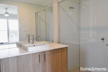 Brand new stunning 4-bedroom home - Photo 3