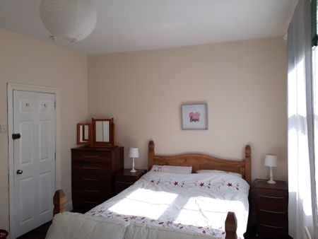 Fantastic house near town centre, hospital, shops and theatre, - Photo 4