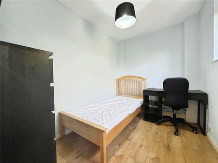 Strode Street, Egham, Surrey, TW20 9BU - Photo 4