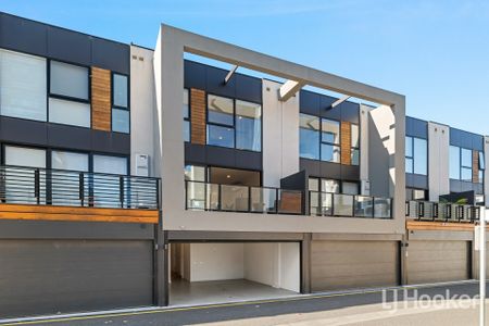 Stunning Tri-Level Townhouse with Breathtaking Urban Vistas for lease! - Photo 2