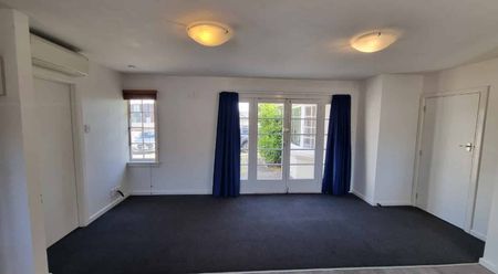 Sunny 4 Bedroom Home in Fantastic Location!! - Photo 2