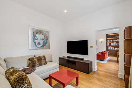 A beautifully presented and elegantly proportioned lateral apartment set within a handsome period building in one of South Kensington’s most distinguished garden squares. - Photo 3