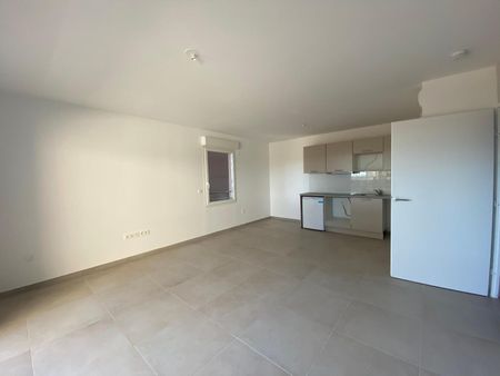 Location Appartement 1 pièce 37m² FREJUS 83600 - Photo 2