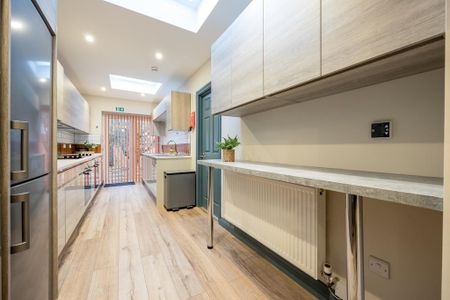 1 bedroom in a house share to rent - Photo 2